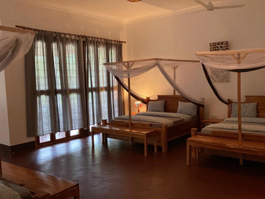 Camp Bastian Mikumi Villa Bagian luar foto